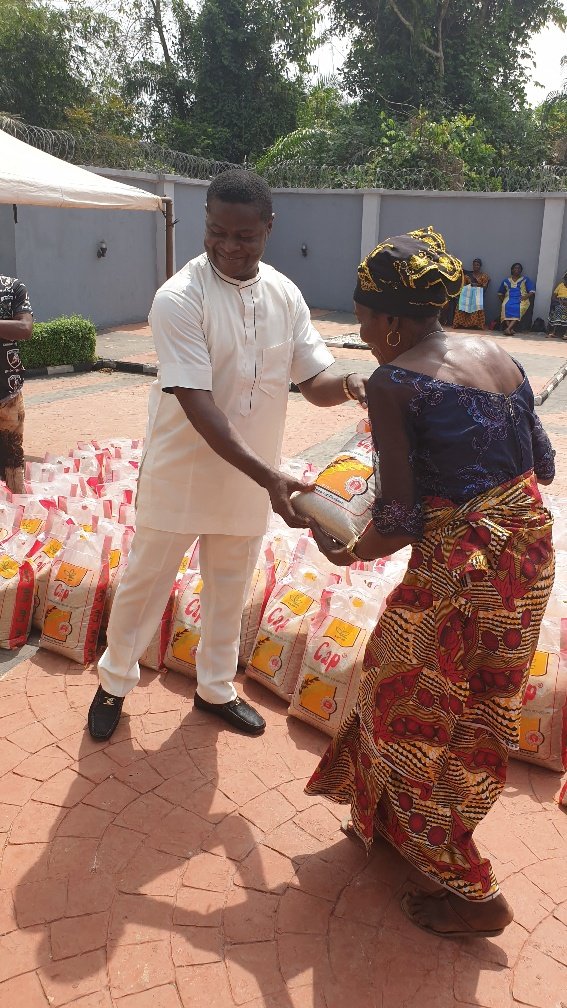 Enugu Community applauds Chevron Nigeria Staff on donation to indigent widows