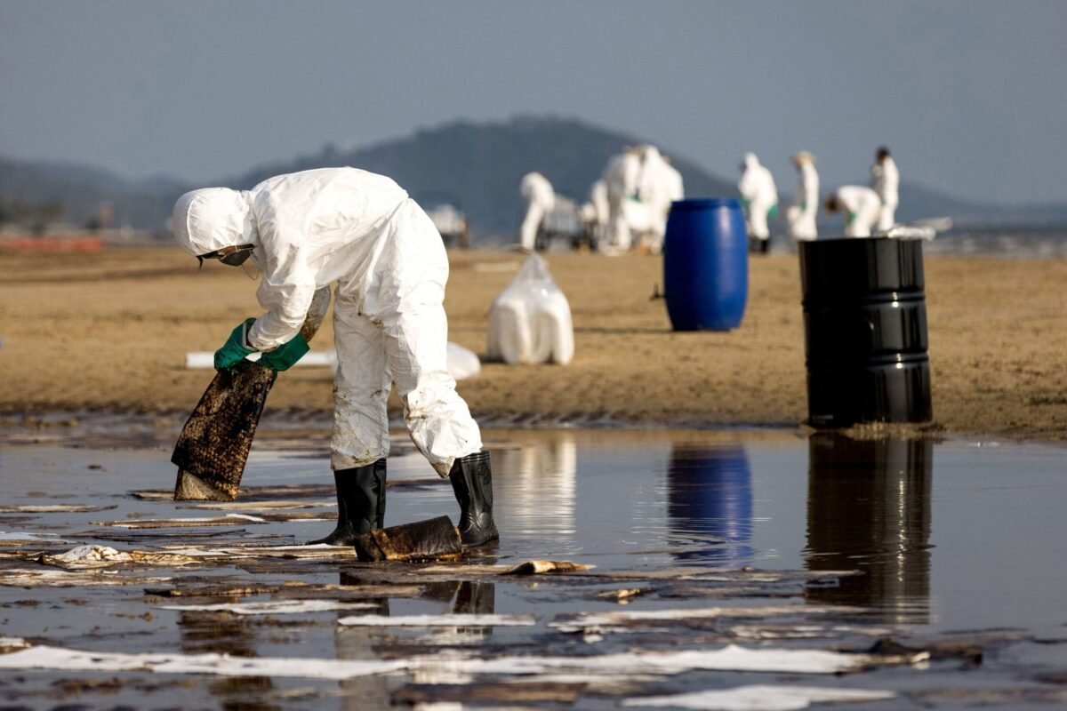 ENVIRONMENT: Crude oil spill hits Koh Sichang in Thailand